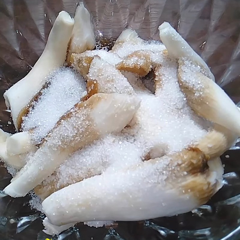 Bước 3 Ướp nấm Chà bông chay từ nấm bào ngư