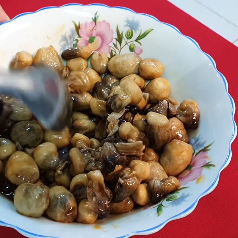 Bước 2 Ướp nấm rơm Bầu kho nấm rơm