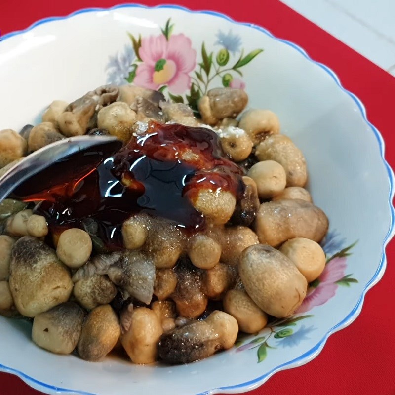 Bước 2 Ướp nấm rơm Bầu kho nấm rơm