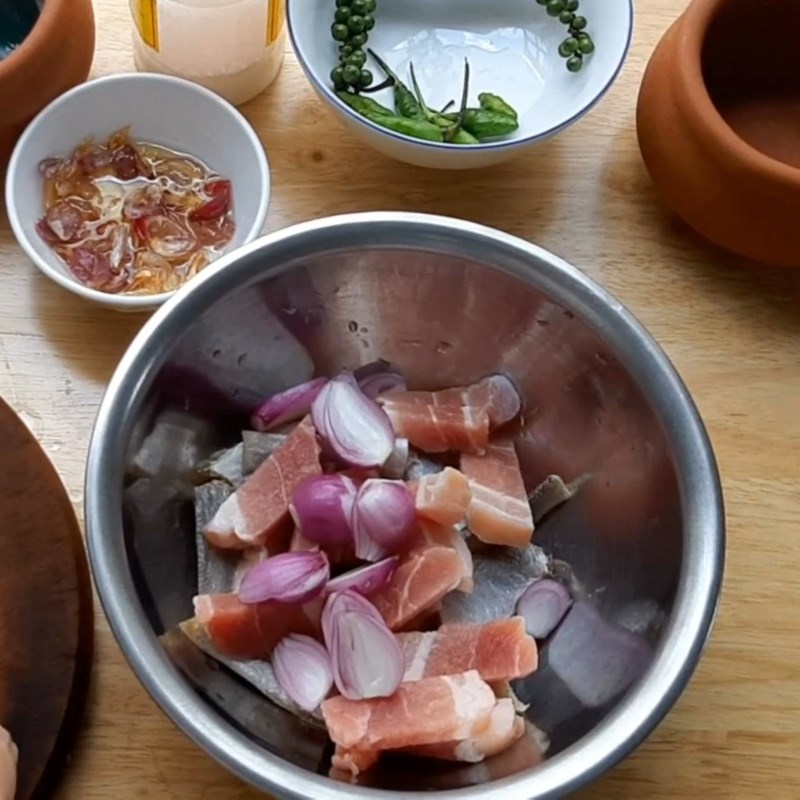 Bước 2 Ướp nguyên liệu Khô cá đù chưng thịt