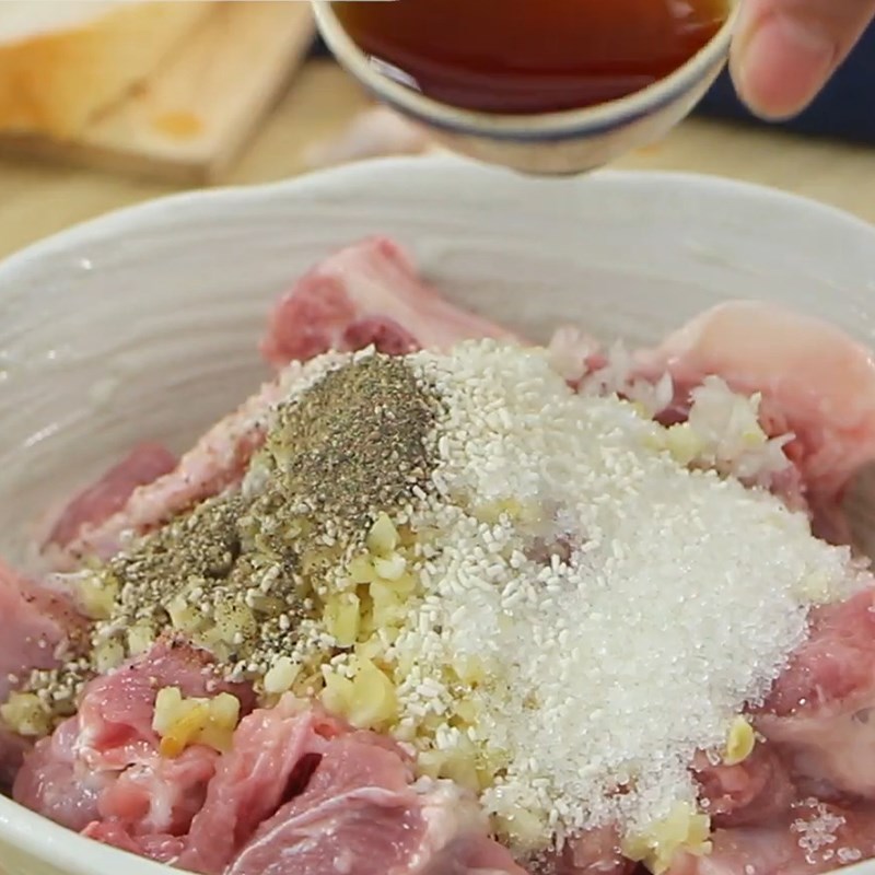 Bước 2 Ướp sườn Bánh mì chảo sườn kho