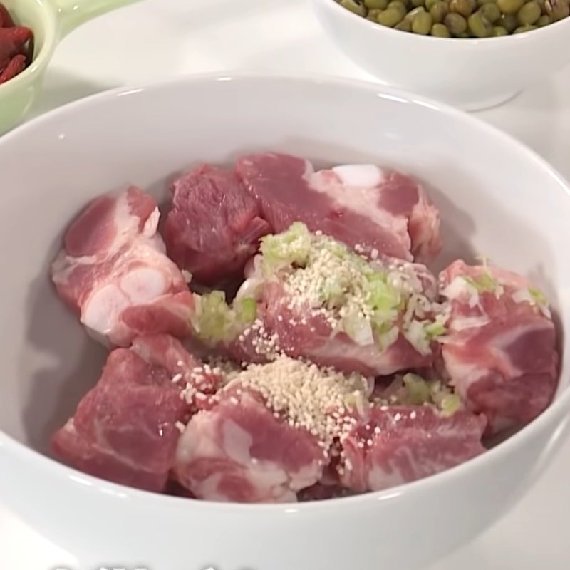 Bước 4 Ướp sườn Canh nha đam nấu sườn