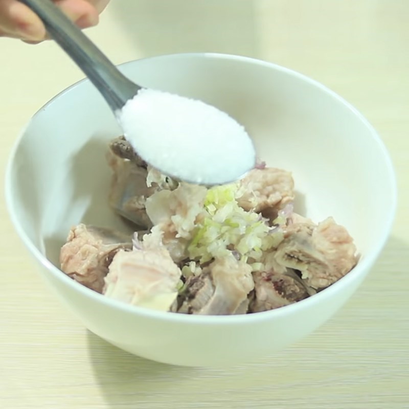 Bước 2 Uớp sườn Sườn non kho tiêu