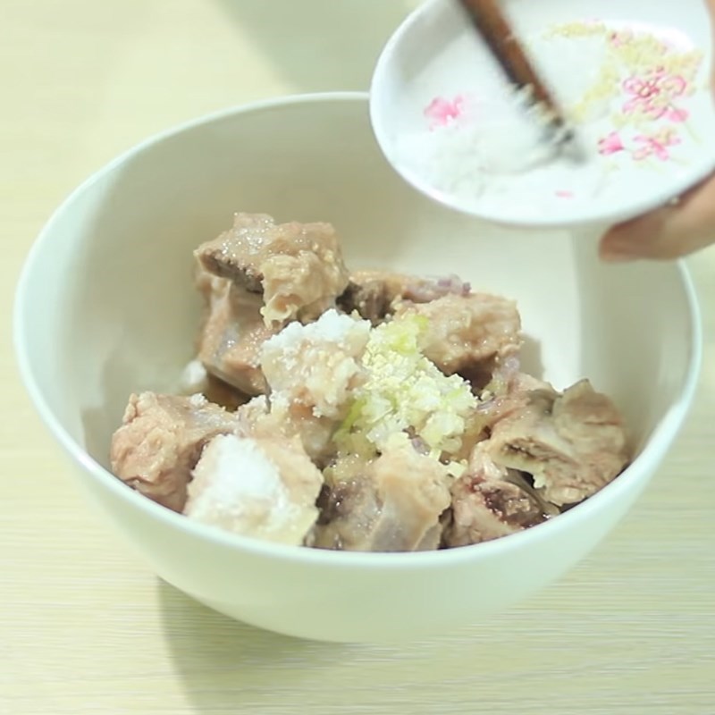Bước 2 Uớp sườn Sườn non kho tiêu