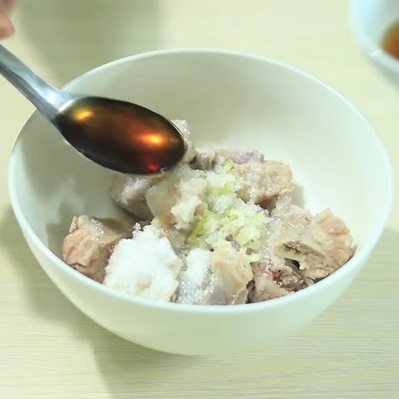 Bước 2 Uớp sườn Sườn non kho tiêu