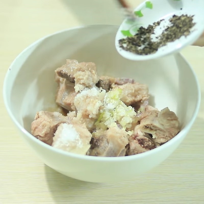Bước 2 Uớp sườn Sườn non kho tiêu