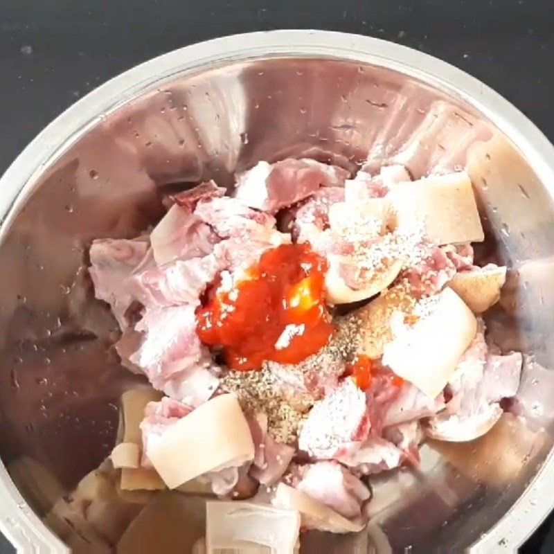 Bước 2 Ướp sườn dê Sườn dê xào ớt chuông