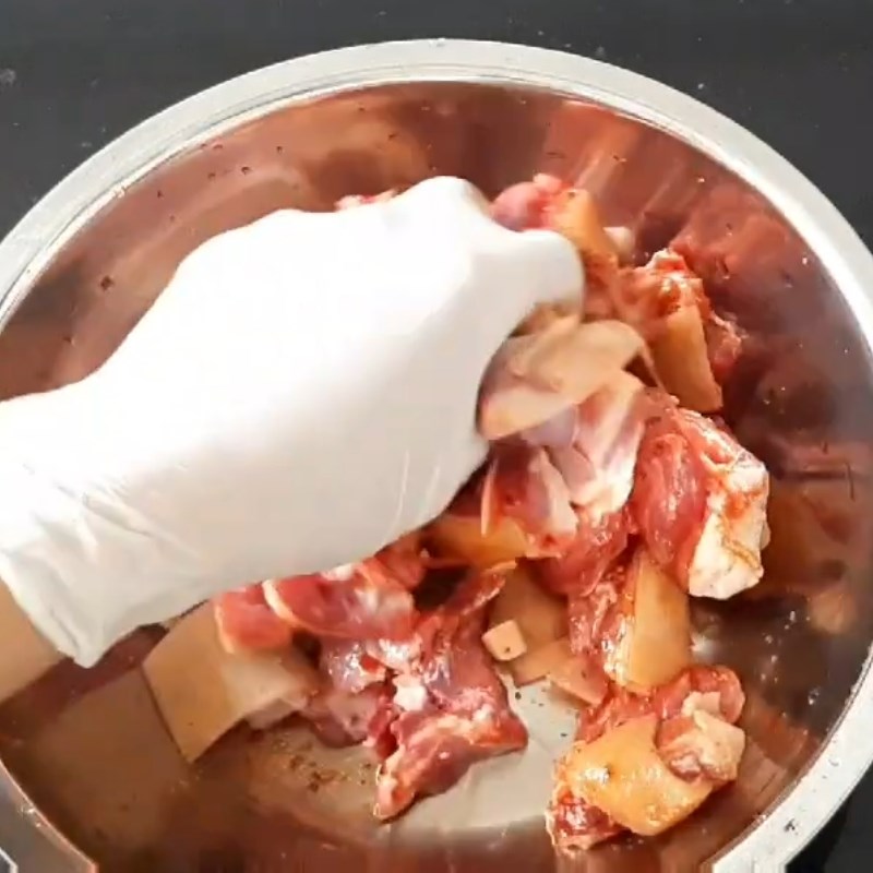 Bước 2 Ướp sườn dê Sườn dê xào ớt chuông