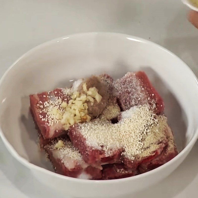 Bước 3 Ướp sườn với gia vị Sườn kho đậu hũ
