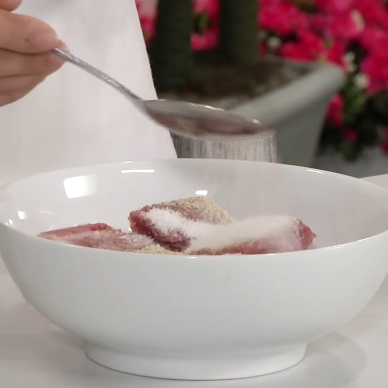 Bước 3 Ướp sườn với gia vị Sườn kho đậu hũ
