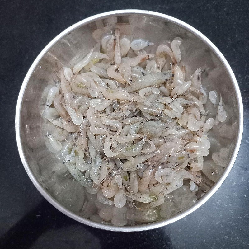 Bước 2 Ướp tép Canh bầu nấu tép tươi