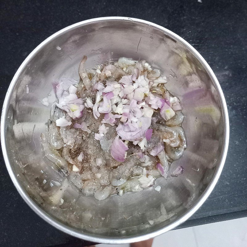 Bước 2 Ướp tép Canh bầu nấu tép tươi