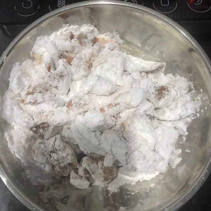 Bước 2 Ướp thịt Thịt heo xào chua ngọt (công thức được chia sẻ từ người dùng)