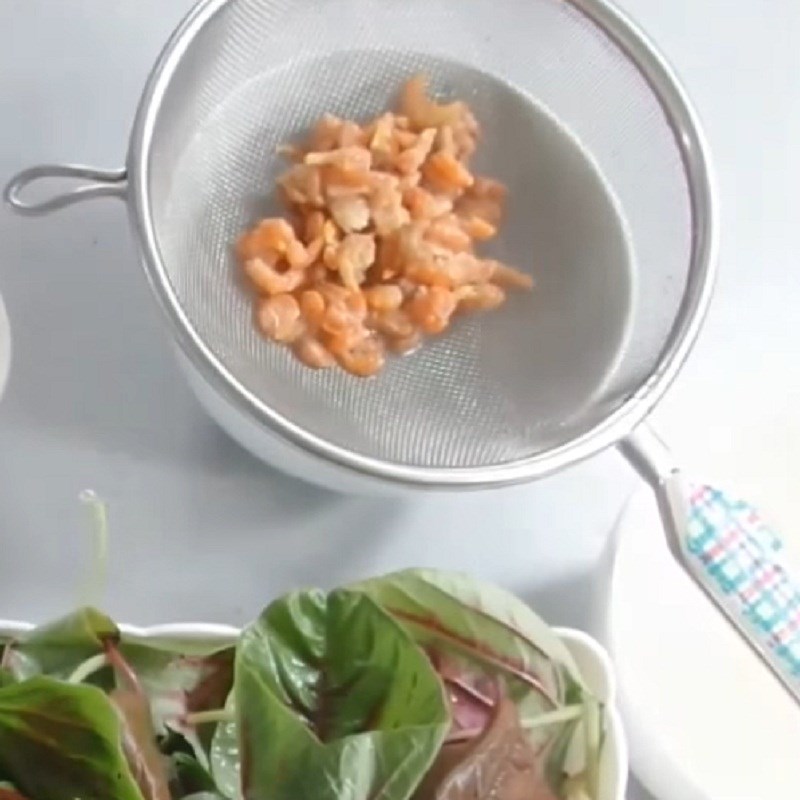 Bước 1 Sơ chế nguyên liệu Canh rau dền tôm khô