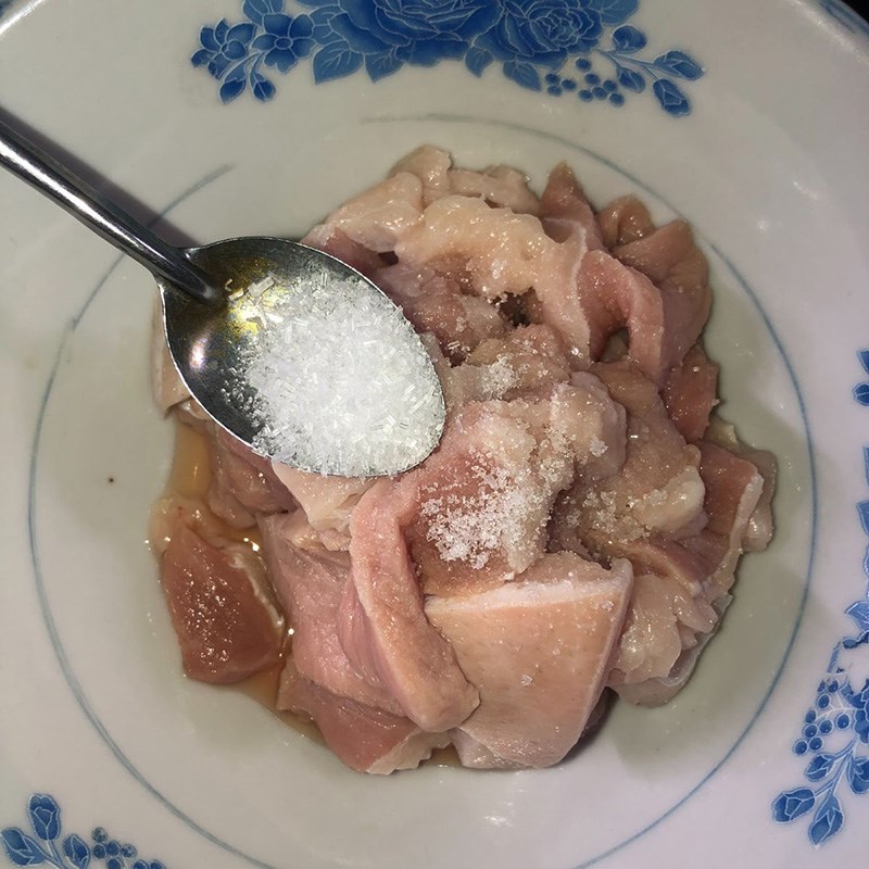 Bước 3 Ướp thịt Măng tươi xào thịt heo