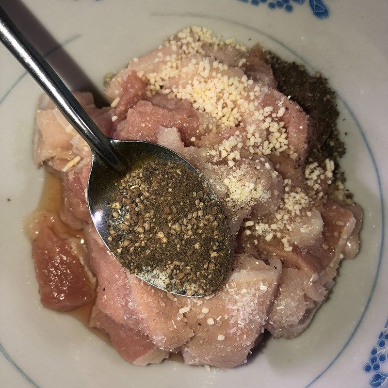 Bước 3 Ướp thịt Măng tươi xào thịt heo