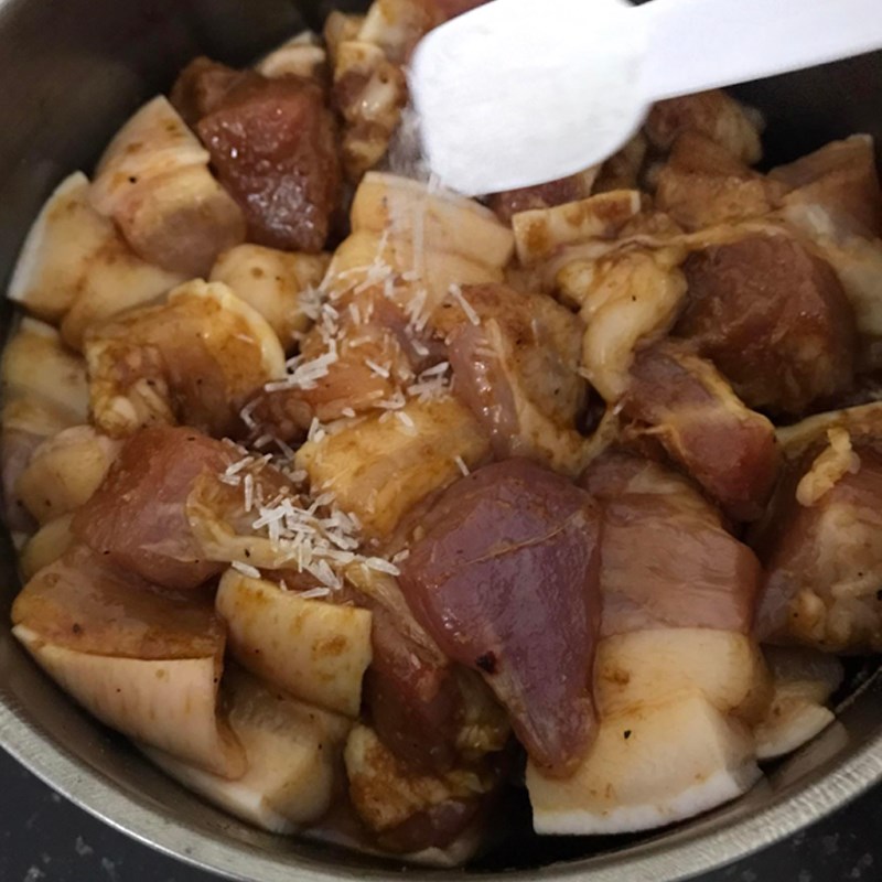 Bước 2 Ướp thịt Thịt kho tàu trứng cút