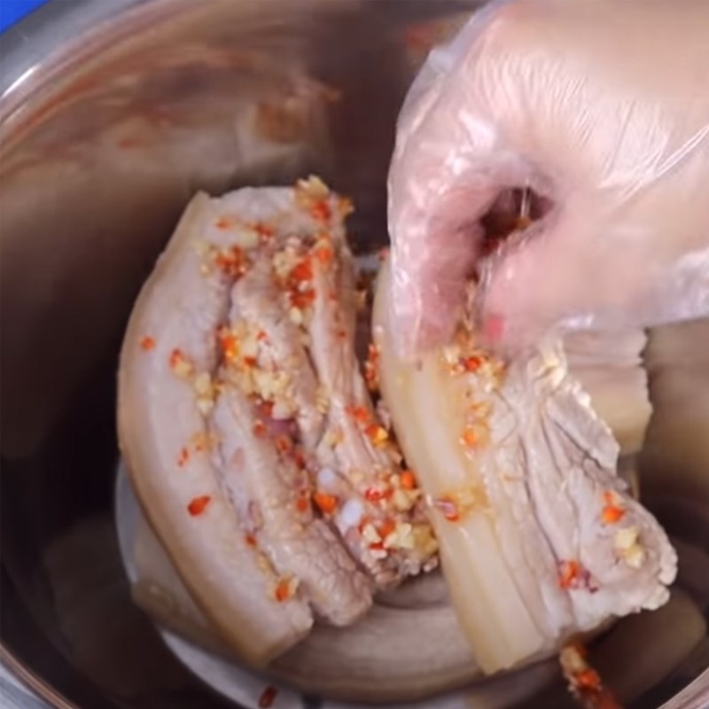Bước 4 Ướp thịt Thịt ba rọi chiên nước mắm
