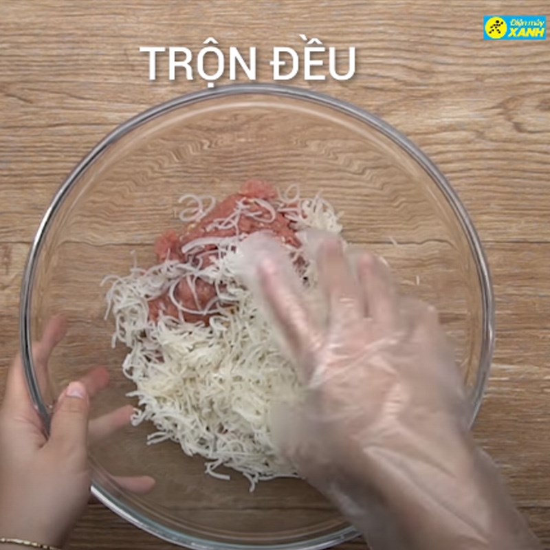 Bước 2 Ướp thịt Nem chua ngày Tết