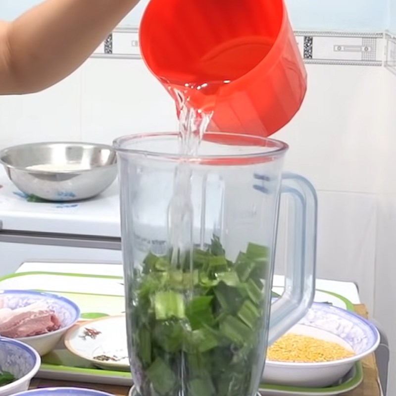 Bước 1 Ngâm nếp với nước lá dứa Bánh ú nhân mặn miền Tây