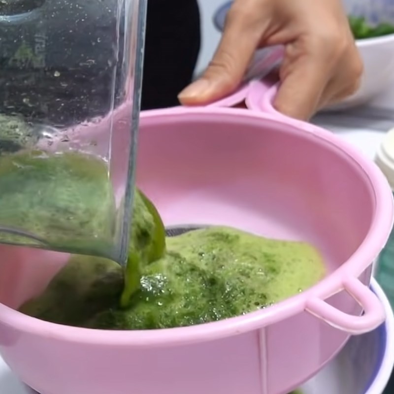 Bước 1 Ngâm nếp với nước lá dứa Bánh ú nhân mặn miền Tây