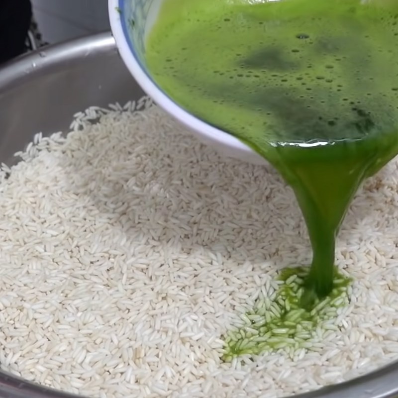 Bước 1 Ngâm nếp với nước lá dứa Bánh ú nhân mặn miền Tây