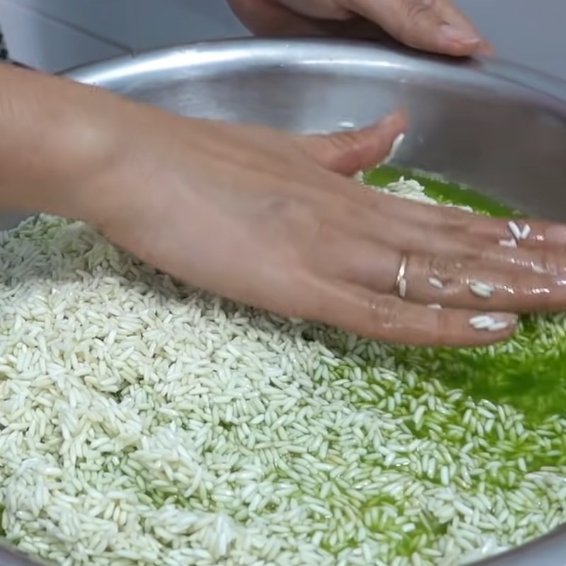 Bước 1 Ngâm nếp với nước lá dứa Bánh ú nhân mặn miền Tây