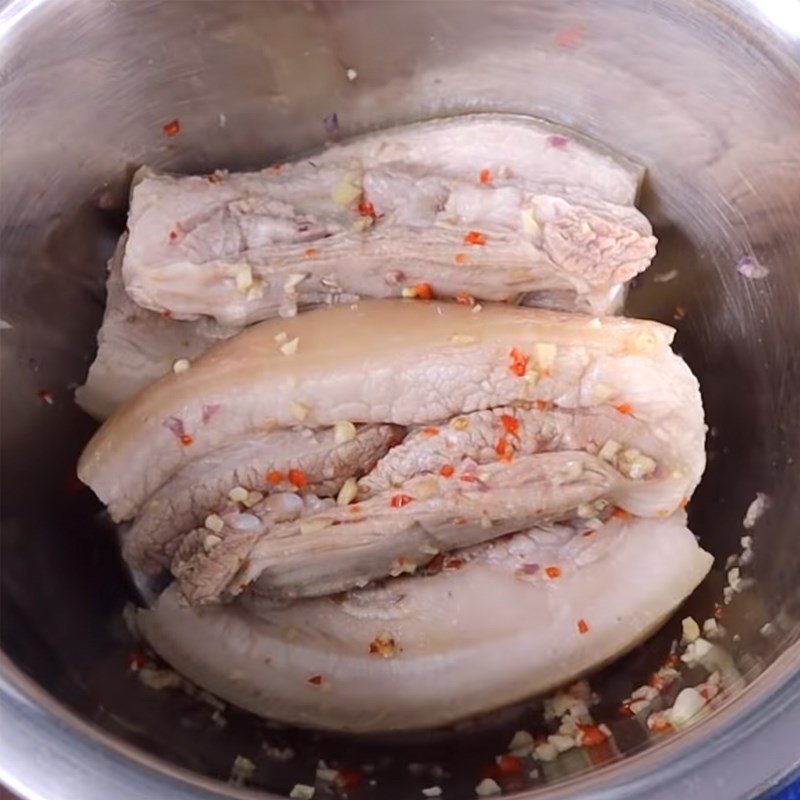 Bước 4 Ướp thịt Thịt ba rọi chiên nước mắm
