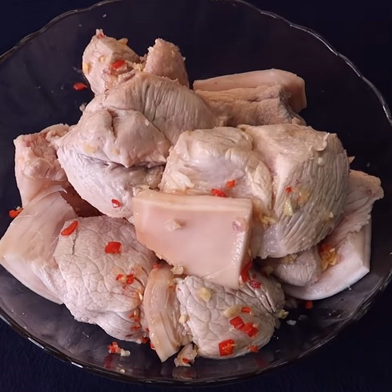 Bước 3 Ướp thịt Thịt kho trứng muối