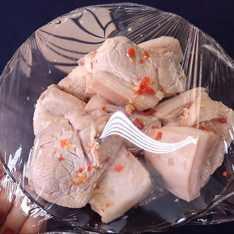 Bước 3 Ướp thịt Thịt kho trứng muối