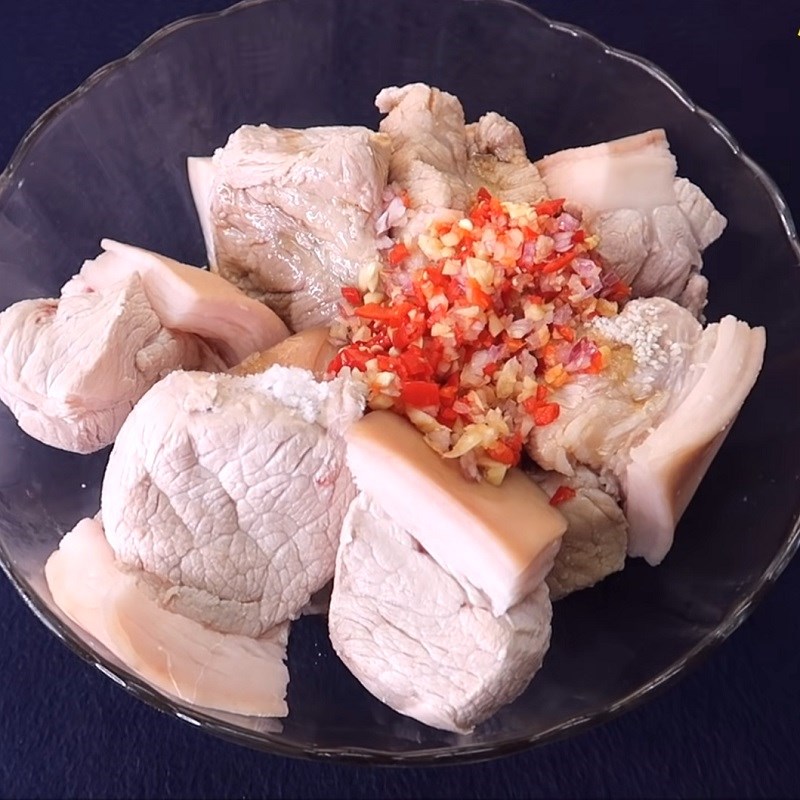 Bước 3 Ướp thịt Thịt kho trứng muối