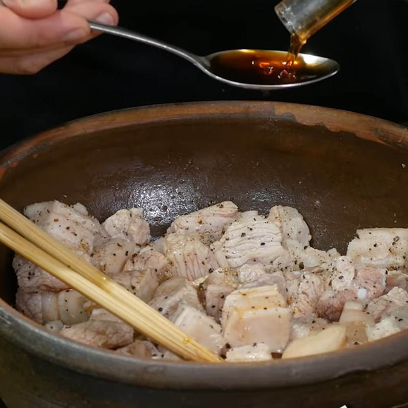 Bước 2 Ướp thịt Thịt kho trám đen