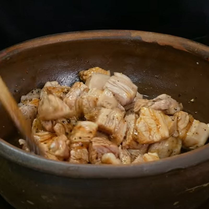 Bước 2 Ướp thịt Thịt kho trám đen