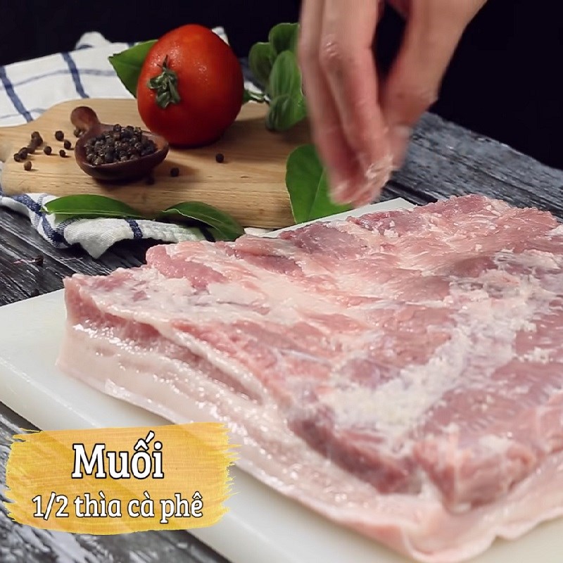 Bước 2 Ướp thịt Thịt ba chỉ cuộn bì chiên giòn