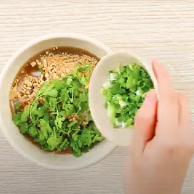 Bước 3 Làm nước chấm Thịt nướng kiểu Thái