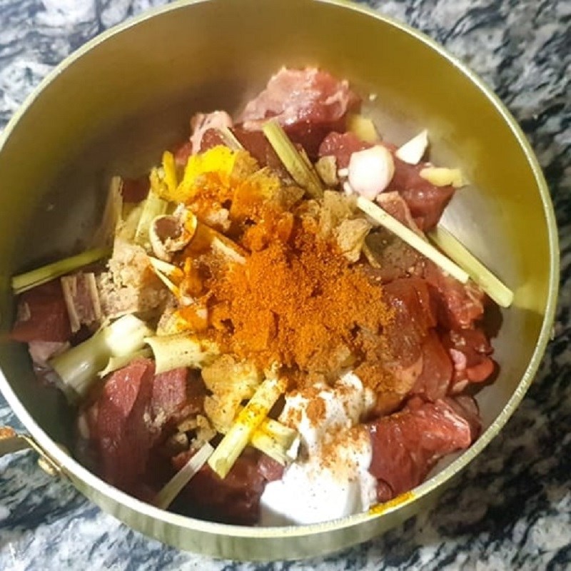 Bước 2 Ướp thịt bò Thịt bò kho cà rốt với nước dừa