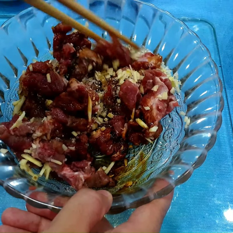 Bước 3 Ướp thịt bò Thịt bò kho củ cải trắng