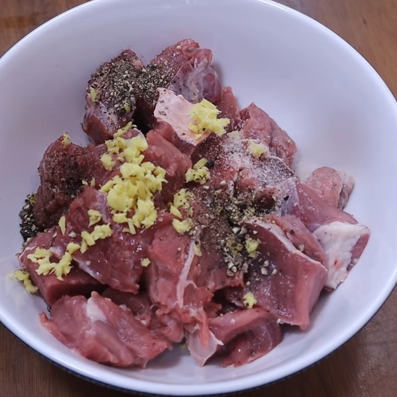 Bước 2 Ướp thịt bò Canh thịt bò khoai tây cà rốt