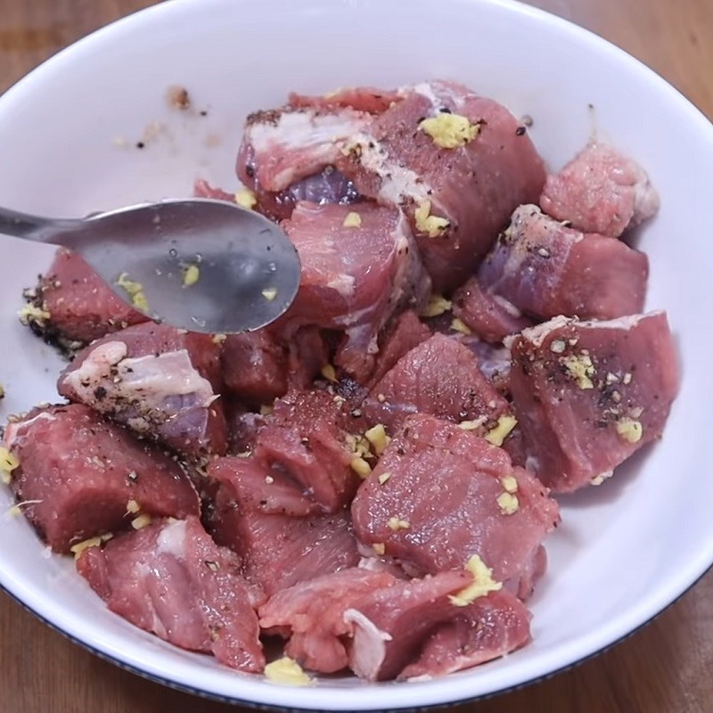Bước 2 Ướp thịt bò Canh thịt bò khoai tây cà rốt