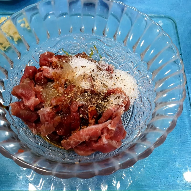 Bước 3 Ướp thịt bò Thịt bò kho củ cải trắng