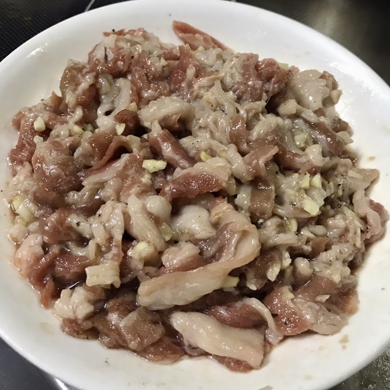 Bước 2 Ướp thịt bò Thịt bò xào bông thiên lý