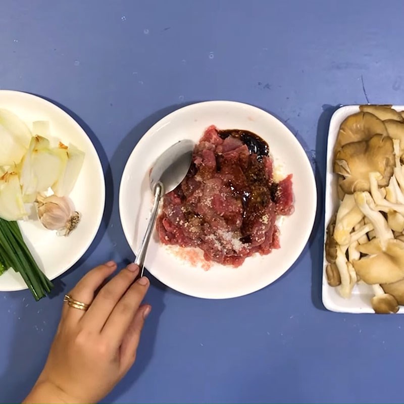 Bước 2 Ướp thịt bò Thịt bò xào nấm bào ngư