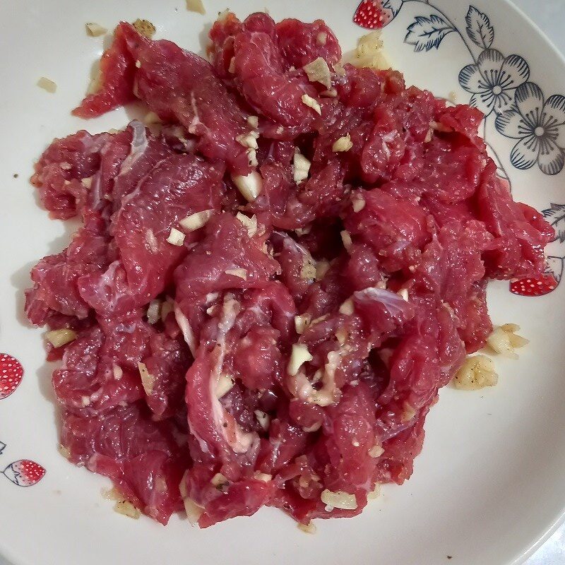 Bước 3 Ướp thịt bò Bò xào chua ngọt
