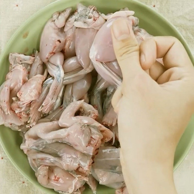 Bước 2 Ướp thịt ếch Ếch núp lùm (ếch chiên rơm)