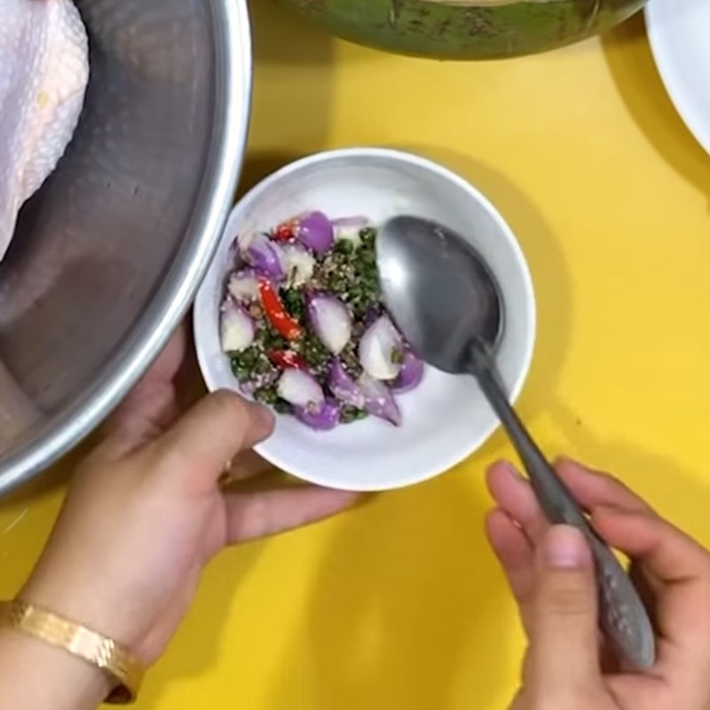 Bước 2 Ướp gà Gà hấp tiêu xanh