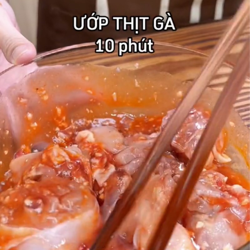 Bước 2 Ướp thịt gà Gà nấu cá mòi (Công thức được chia sẻ từ Tiktok vào bếp cùng Cách Nấu Ngon)