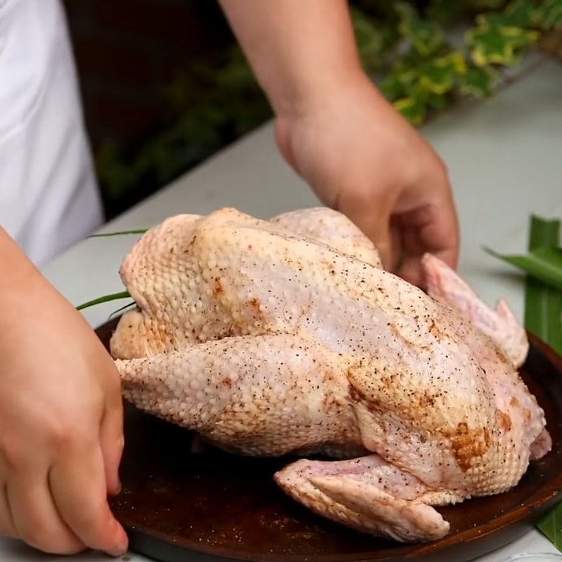 Bước 2 Ướp thịt gà Gà nướng nguyên con phủ tỏi mè
