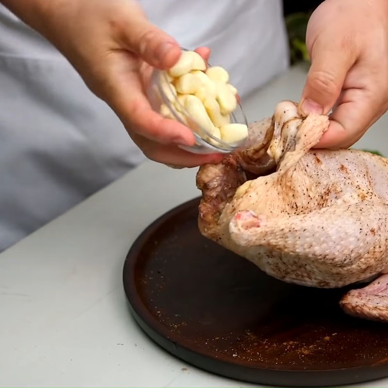 Bước 2 Ướp thịt gà Gà nướng nguyên con phủ tỏi mè