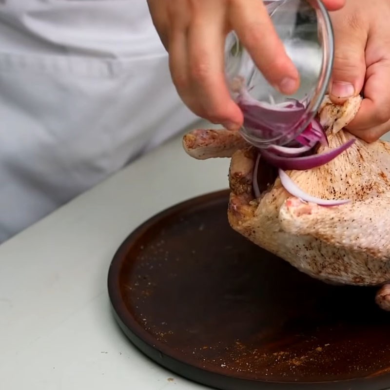Bước 2 Ướp thịt gà Gà nướng nguyên con phủ tỏi mè
