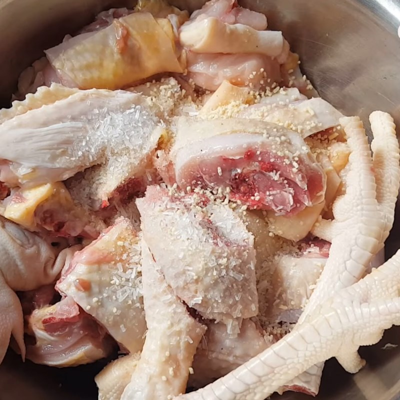Bước 2 Ướp thịt gà Lẩu gà lá giang